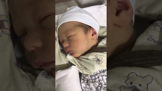 Первая улыбка от маминого голоса. Самый маленький размер одежды велик Катюше))) смотреть онлайн