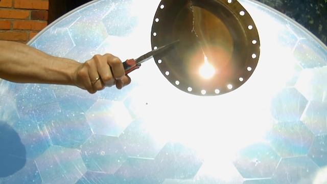 ? СОЛНЕЧНЫЙ КОНЦЕНТРАТОР плавит алюминий Бесплатная энергия Солнца Physics Toys смотреть онлайн