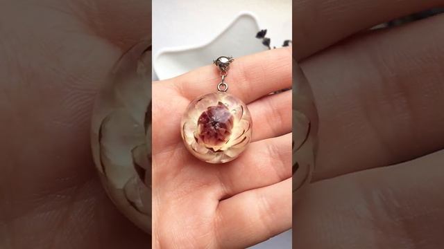 Кулон из эпоксидной смолы, идея для подарка маме, подруге, девушке смотреть онлайн
