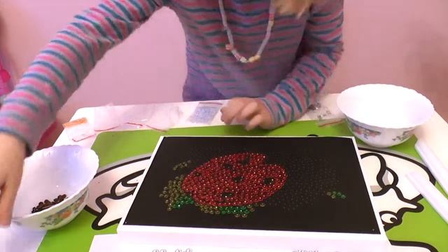 Божья коровка. Мозайка из пайеток. смотреть онлайн