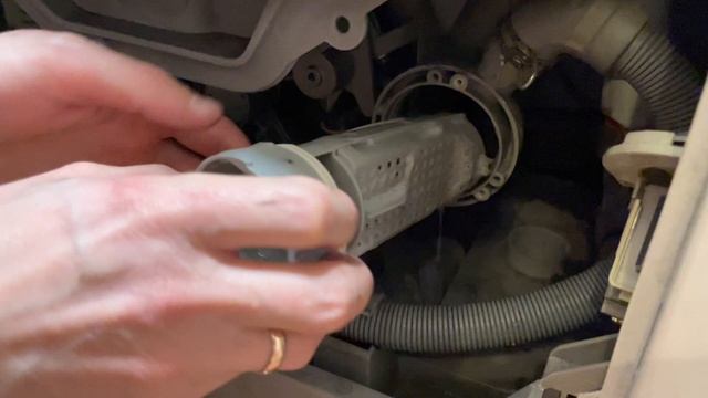 как почистить фильтр стиральной машины Electrolux EWT0862IDW смотреть онлайн