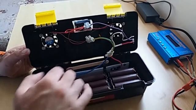 Мощный самодельный аккумулятор на 12 в. БЕЗ ПАЙКИ. из аккумуляторных батарей 18650.