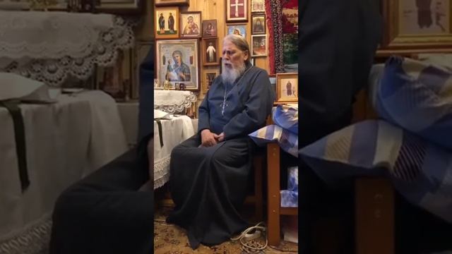 Архим. Лаврентий (Постников) поет песню "Слава Богу за все" в своей келье смотреть онлайн