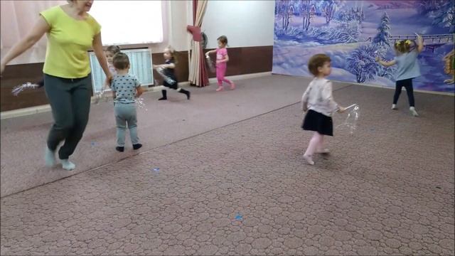 Танец снежинок. Две композиции. Танцуют дети 2-2,5 лет смотреть онлайн