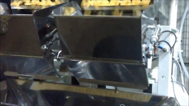 Фасовка упаковка макарон макаронных изделий в большой пакет по 900 гр смотреть онлайн