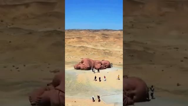 Гигантская скульптура спящего младенца 