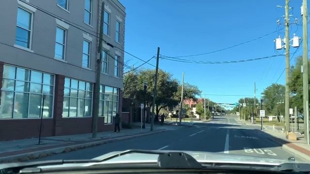 Центр Jacksonville Florida. Бомжи на улицах США