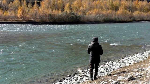 НА РЫБАЛКУ С ЖЕНОЙ. ЗАНОЧЕВАЛИ В ГОРАХ! ЛОВИМ ХАРИУСА. ОСЕННЯЯ РЫБАЛКА. ЖЕНА НА РЫБАЛКЕ смотреть онлайн