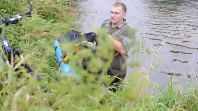 Главспец ходит по воде с рюкзаком