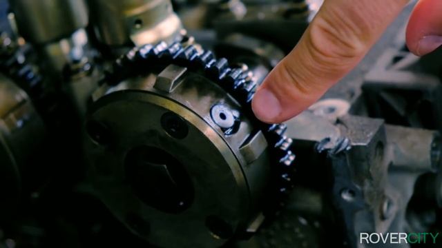 Как устранить течь масла из под передней крышки двигателя. Почему течет масло в Рендж Ровер Эвок.