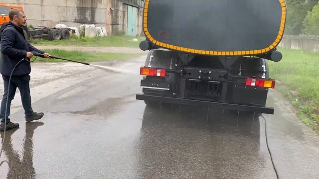 Поливомоечное оборудование с задней увлажняющей рейкой и щеточное переднее. смотреть онлайн