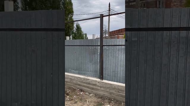 Забор из профнастила с бетонным цоколем. 81 метр смотреть онлайн