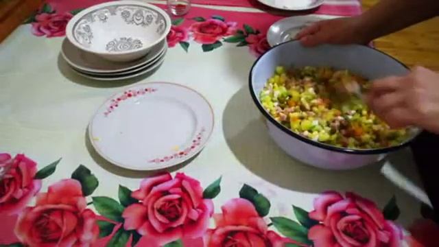 Салат "Оливье" (Вкусный Домашний Рецепт). O'zgacha usulda Oliviya salati tayyorlash. смотреть онлайн