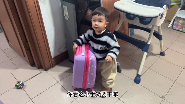 晴宝弟弟在家里要“造反”，爸妈管不了一身反骨，一说他就大哭 смотреть онлайн