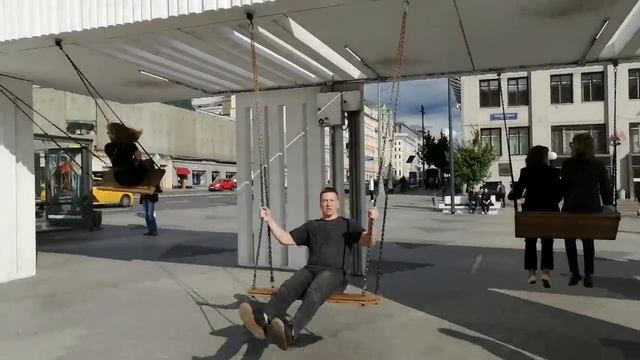 Катаюсь на качелях. Триумфальная площадь смотреть онлайн
