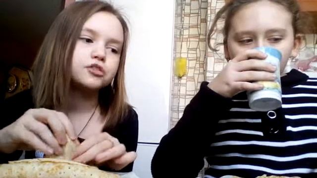 ЧЕЛЕНДЖ 4 БЛИНЧИКА ЗА 5 МИНУТ!!! МЫ С НАСТЕЙ ЖРЕМ БЛИНЧИКИ!!!!)))))))) смотреть онлайн