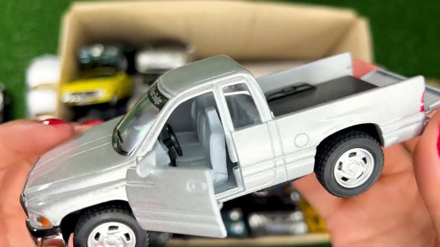 Box Full of Model Cars | Hummer, Mazda Rx7, Chevrolet Corvette, Toyota Cruiser, Toyota Rav4, Bentle смотреть онлайн