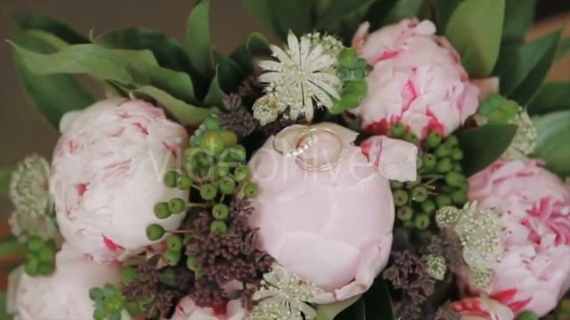 Wedding Rings Lie on a Bouquet of Peonies смотреть онлайн