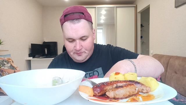 МУКБАНГ КУПАТЫ и картошка / ОБЖОР Свиные купаты, картошка и салат из огурцов и помидор смотреть онлайн