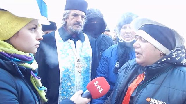 Протестующие, поясняют зачем они стоят на ул.Грушевского 24.01.2014 смотреть онлайн