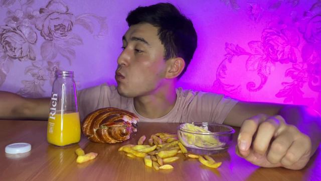 MUKBANG AMERICAN HOT-DOG VS FRANCE CROISSANT / ASMR смотреть онлайн