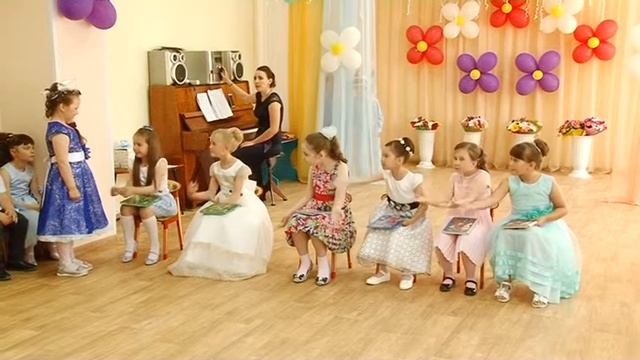 Детская песенка "С Букварем уселись куклы на лугу, на траве..." смотреть онлайн