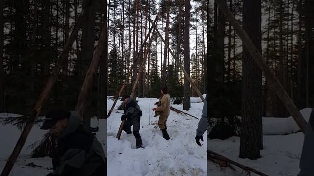 Строительство чума в зимнем лесу ? смотреть онлайн