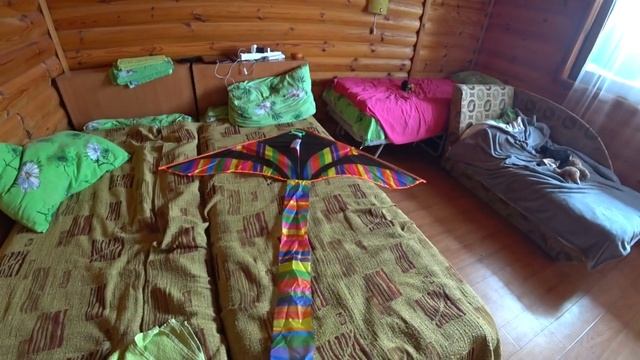 Запускаем летающего змея в небо на морЭ... смотреть онлайн
