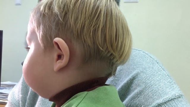 Как врач отоларинголог осматривает ребенка повторно. As an otolaryngologist examines a child. смотреть онлайн
