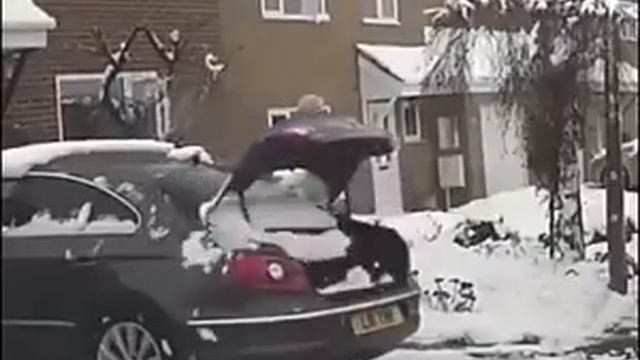 Clear Snow before opening boot! смотреть онлайн