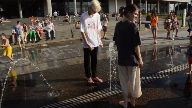 A girl,a guy,a fountain and the cheerful splashes of Summer! / Девушка,парень,фонтан и брызги Лета! смотреть онлайн