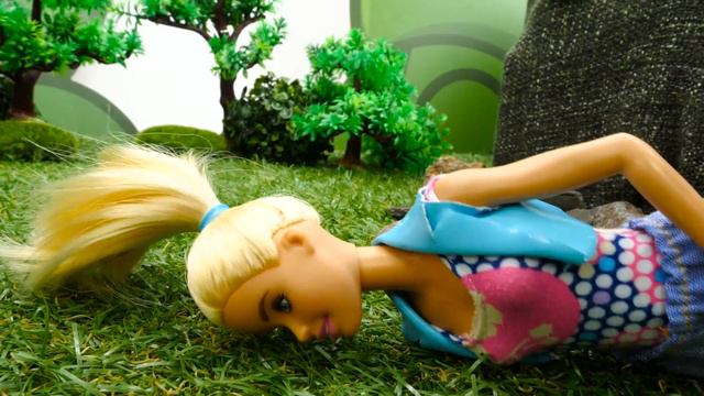Мультики для девочек - У Барби закипела машина. Кукла застряла в лесу. Игры с Барби смотреть онлайн