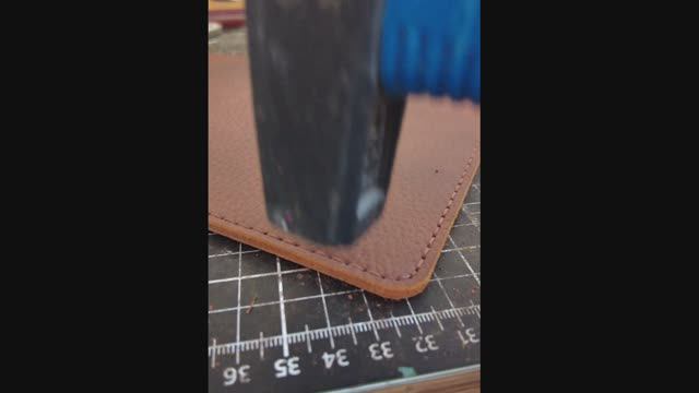 Обработка шва молотком. Изделия из натуральной кожи. смотреть онлайн