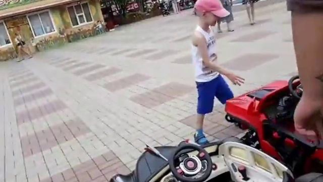Адлер. Детский парк. Катаемся на машинках. Забронировать жилье в Адлере: +79182070046 смотреть онлайн