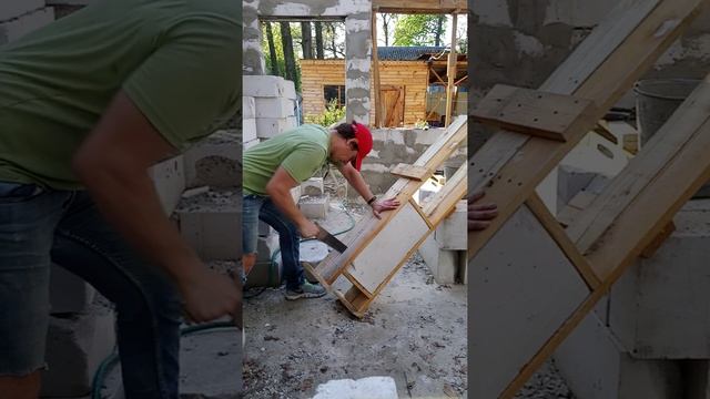 Деня шпарит. Режет пенобетон в приспособе обычной пилой смотреть онлайн