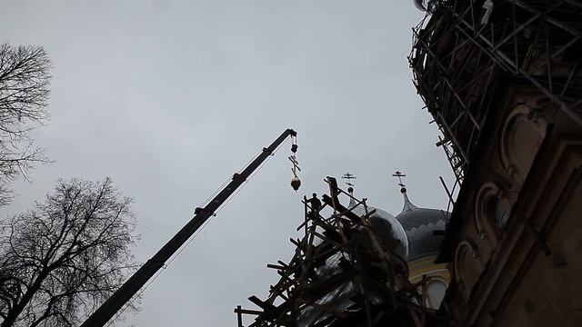 Подъем освященного купольного креста на храм Рождества Пресвятой Богородицы.Пенино. смотреть онлайн