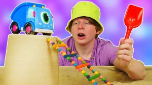 Машинки строят смотровую площадку! Лепим куличики в видео для малышей Моя Песочница