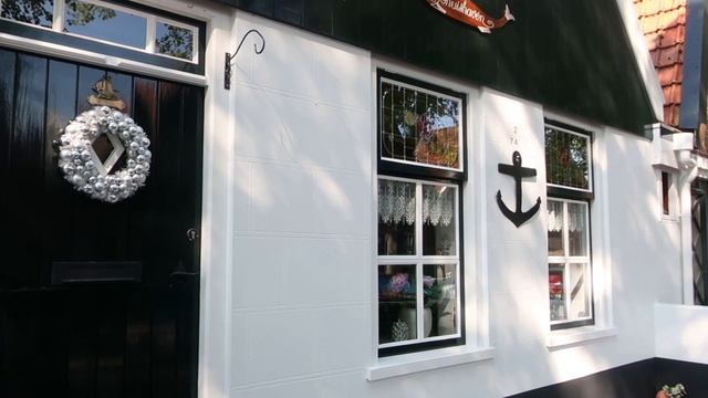 Урк маленький рыболовный город/ Мужчины носят серьги и деревянные туфли/