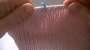 МОДНАЯ ШАПКА-ЛУКОВКА С МАКУШКОЙ  ПО  ДИАГОНАЛИ РЕЗИНКОЙ 1*1.