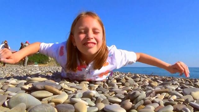Девочка на чёрном море, развлечения на море, пляж,  дети на море смотреть видео скачать.