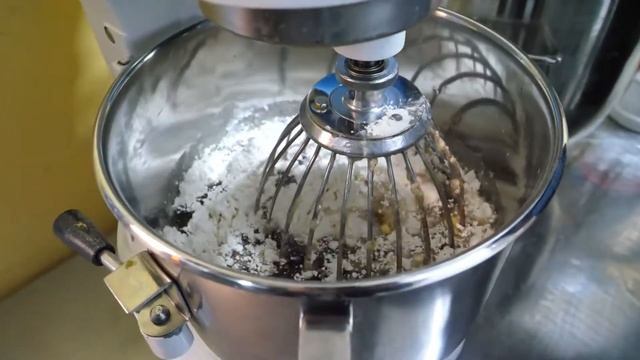 гигантская кастелла со взбитыми сливками - корейская уличная еда