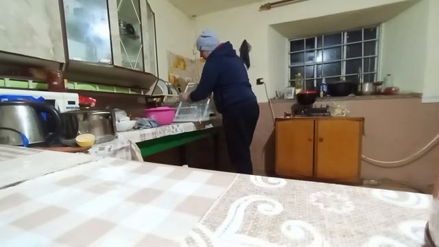 УБОРКА В ЛЕТНЕЙ КУХНЕ / У НАС ПОТЕПЛЕЛО смотреть онлайн
