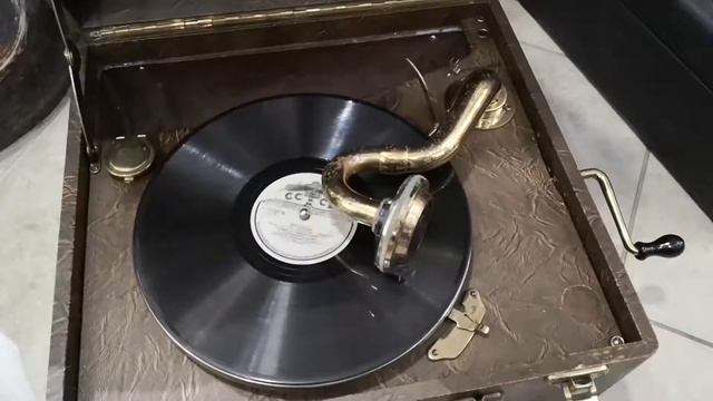 Вокальный квартет "Чеянда" - Диги-Дон (есенка из к/ф "Золотая симфония"), патефон фирмы Paillard смотреть онлайн