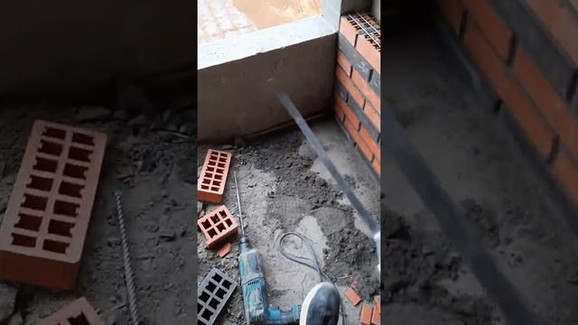 Кладка кирпича. Внутренняя облицовка проходного балкона многоэтажного дома. смотреть онлайн
