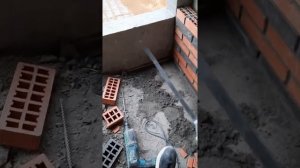 Кладка кирпича. Внутренняя облицовка проходного балкона многоэтажного дома.