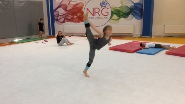 Эффектный трюк Гимнастике. Спортивная акробатика смотреть онлайн
