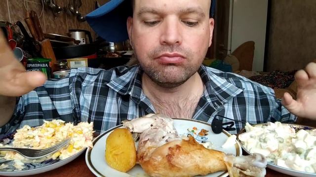 МУКБАНГ жареная курица/ОБЖОР салат Оливье и салат из крабовых палочек смотреть онлайн
