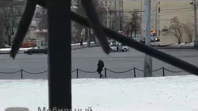 Неадекватный водитель ездил кругами по Боровицкой площади возле Кремля съёмка очевидца 18+ смотреть онлайн