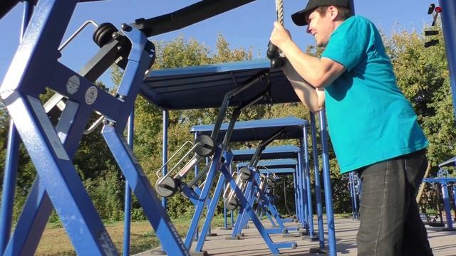 Занимаюсь на тренажерах на природе. STREET BARBELL смотреть онлайн