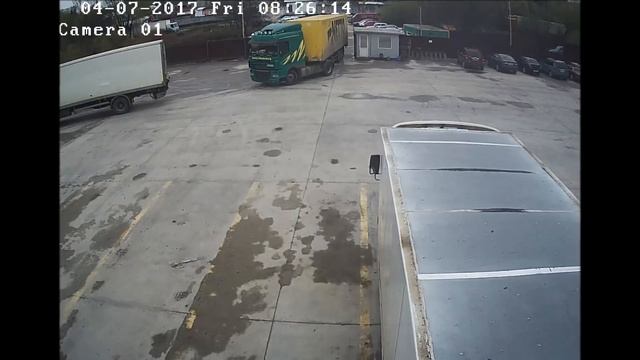 Глаз-алмаз@Джон Миллиметрон: водитель фуры заламывает полуприцеп в миллиметре от поста охраны!)) смотреть онлайн
